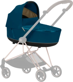 Cybex Mios Lux Carrycot -Stroller Shop 13 02 20214030403358 CYB 20 y315 EU MUBL Mios LuxCarryCot OnFrame topview closed ausgegraut