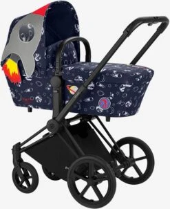Cybex Priam Carrycot Lux - Space Rocket By Anna K -Stroller Shop 17 07 20194587137320 CYB 18 y315 EU SPRO Priam CotOnFrame 2ndlowestposition 0849 screen HD